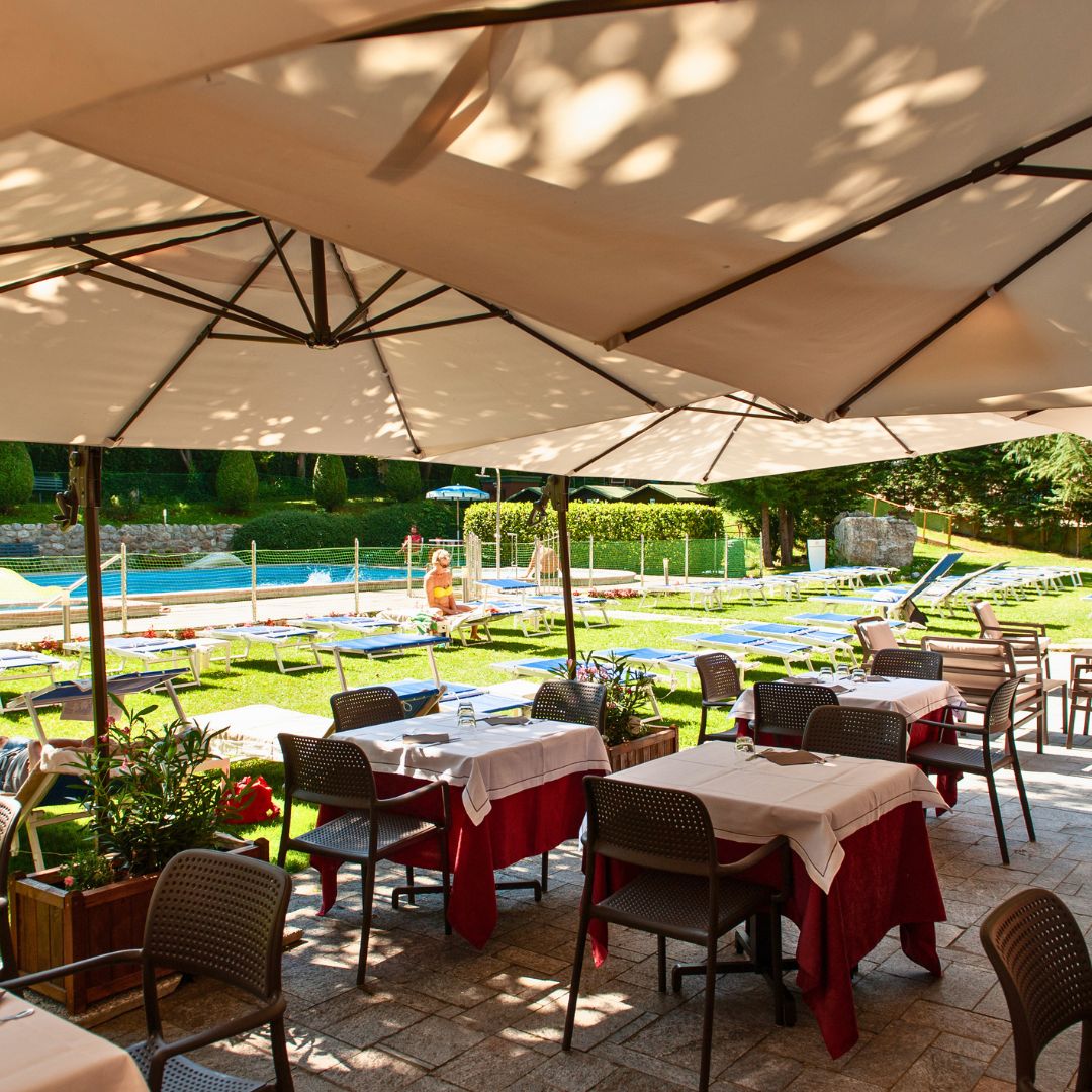 hotel limone piemonte con piscina e solarium